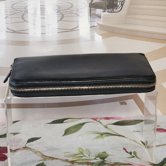 AUTHENTIC Large Zip Around Wallet EXCELLENT CONDITION. - Picture 10 of 16